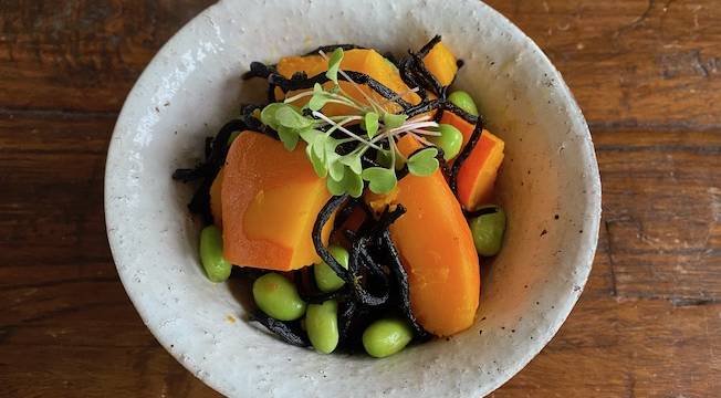 Gekochter Kürbis mit Edamame in Keramikschälchen