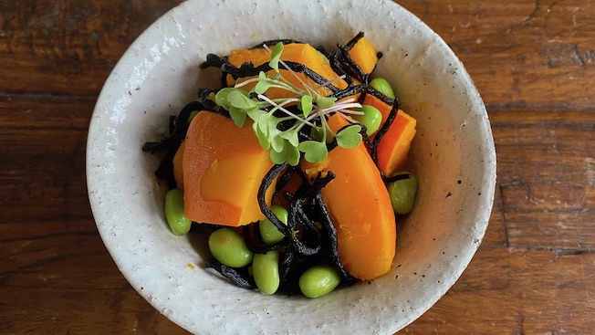 Gekochter Kürbis mit Edamame in Keramikschälchen