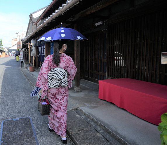 Spaziergängerin mit Yukata und Schirm in Arimatsu