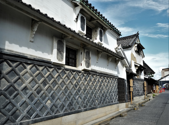 Vergitterte weiße Hauswände in Arimatsu