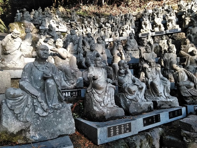 Die Statuen von Buddhas Schülern