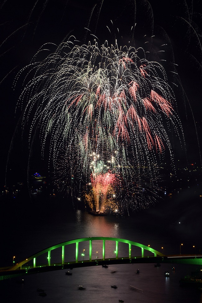 Buntes Feuerwerk auf dem Wasser