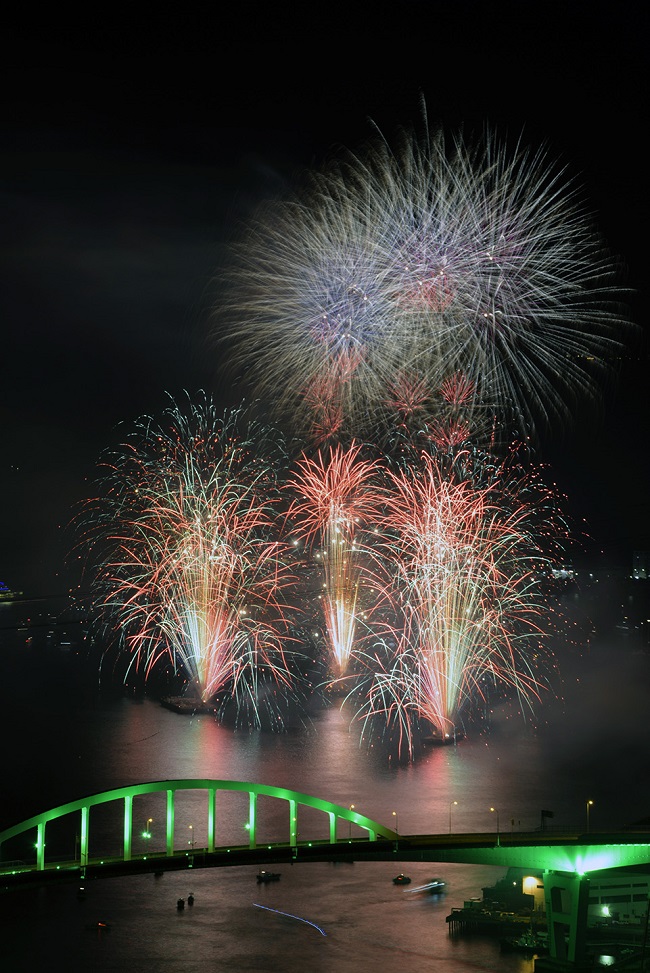 Buntes Feuerwerk auf dem Wasser