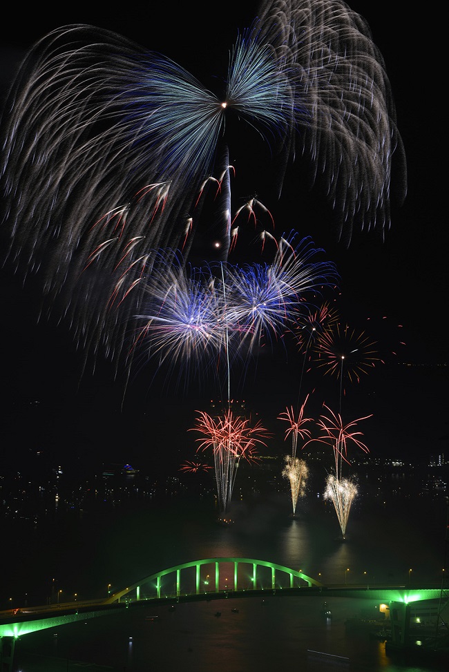 Blausilbernes Feuerwerk über dem Wasser