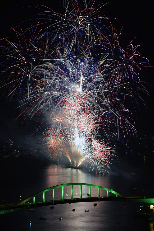 Blaurotes Feuerwerk auf dem Wasser