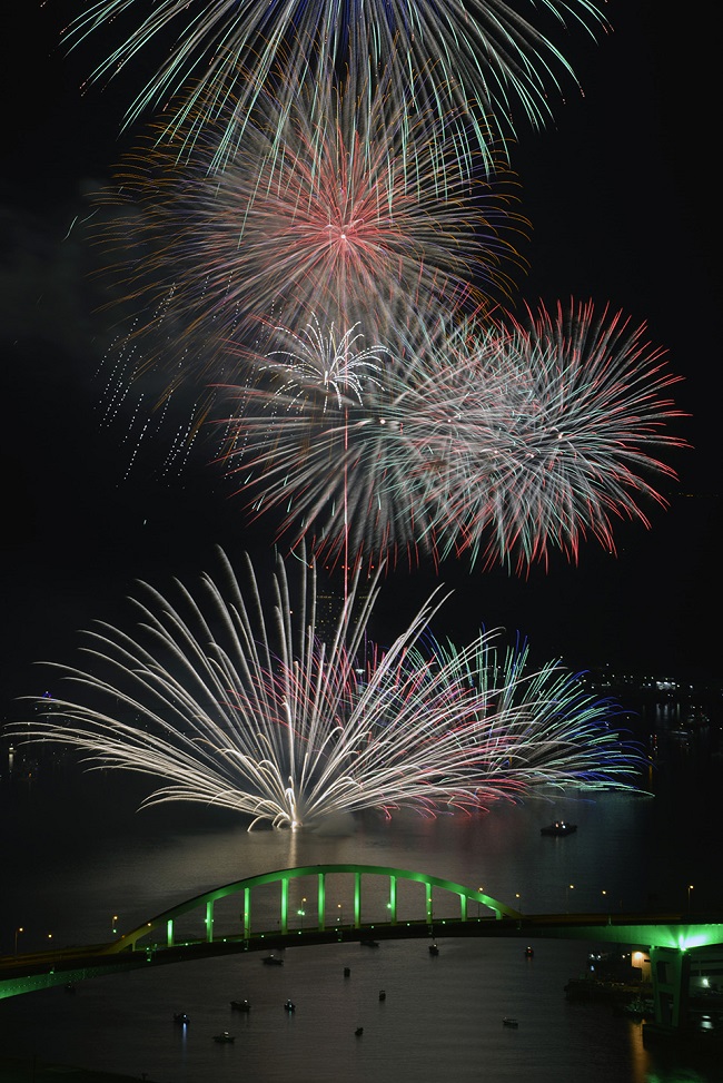 Buntes Feuerwerk auf dem Wasser