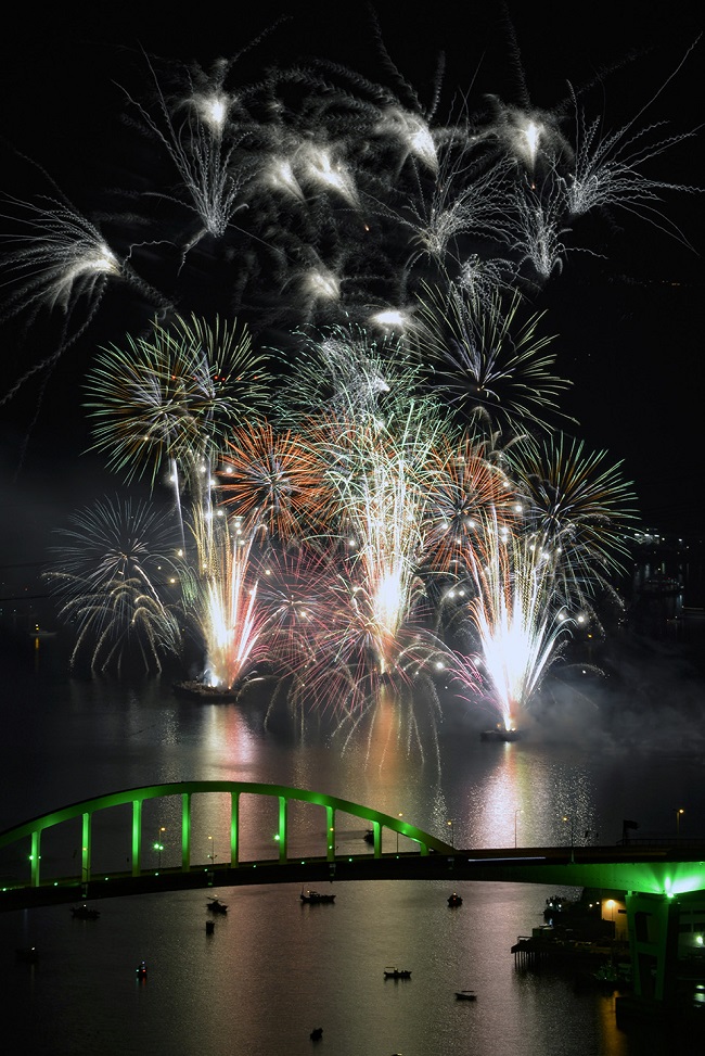 Buntes Feuerwerk über dem Wasser