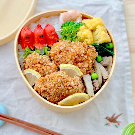 Bento-Box mit frittiertem Hähnchen und anderen Zutaten