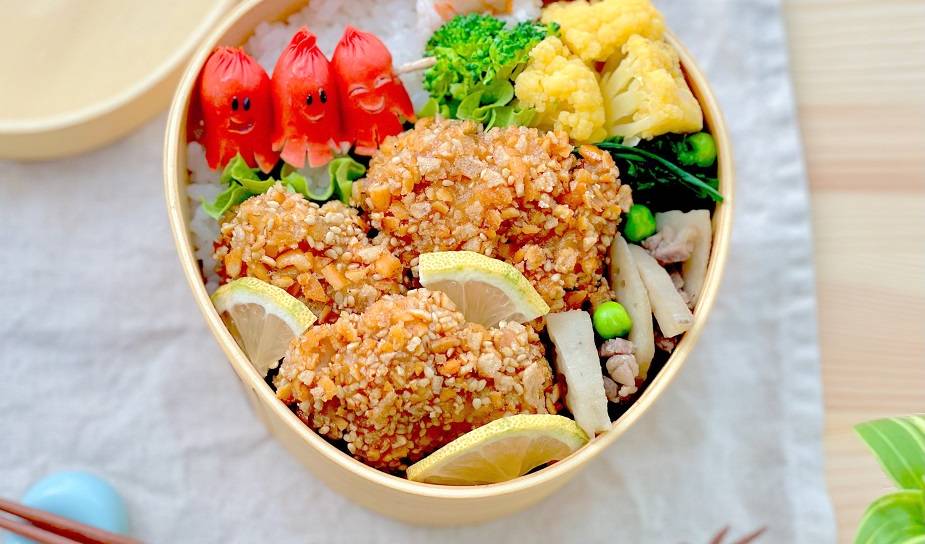 Bento-Box mit frittiertem Hähnchen und anderen Zutaten