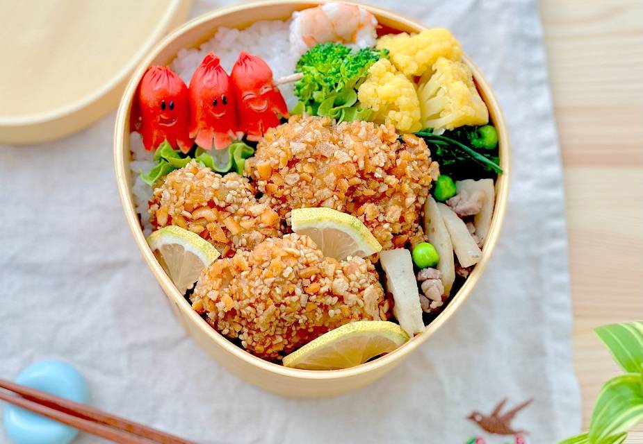 Bento-Box mit frittiertem Hähnchen und anderen Zutaten