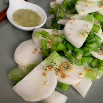 Mairüben-Salat mit Grüntee-Dressing