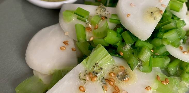 Mairüben-Salat mit Grüntee-Dressing