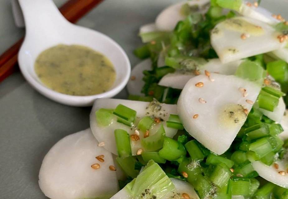 Mairüben-Salat mit Grüntee-Dressing