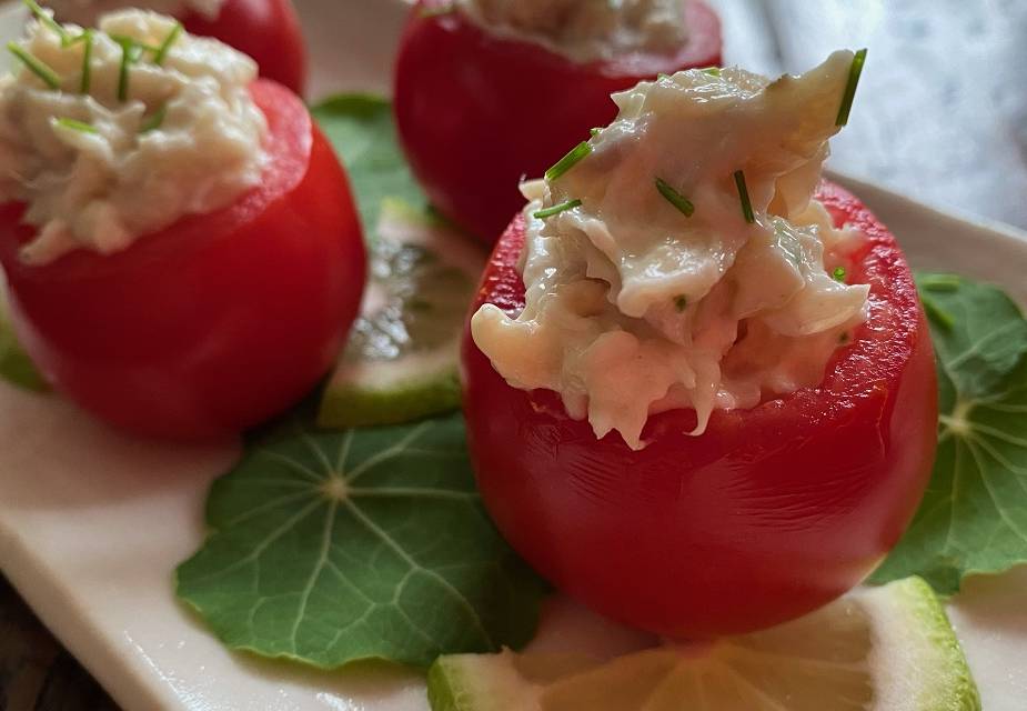 Gefüllte Tomaten serviert auf weißer Platte