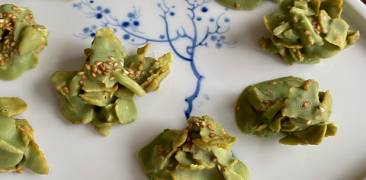 Matcha-Crossies mit Sesam auf weißem Porzellanteller mit blauer Malerei