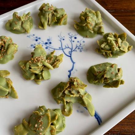 Matcha-Crossies mit Sesam auf weißem Porzellanteller mit blauer Malerei