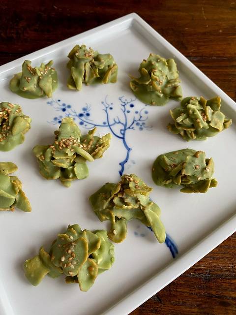 Matcha-Crossies mit Sesam auf weißem Porzellanteller mit blauer Malerei