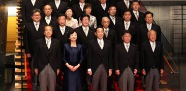 Kishida Fumio mit Kabinett