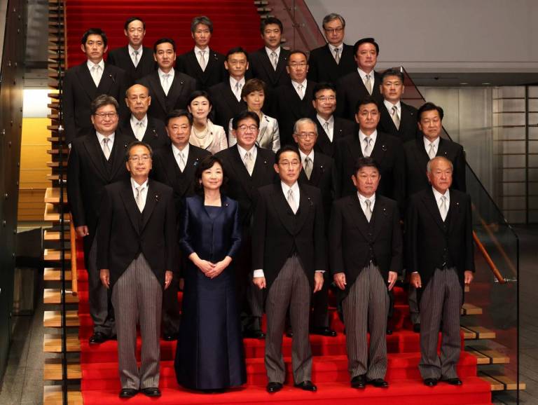 Kishida Fumio mit Kabinett