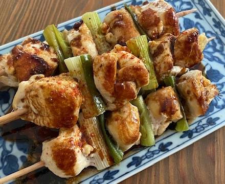 Yakitori-Spieße auf blaugemustertem Teller