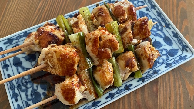 Yakitori-Spieße auf blaugemustertem Teller