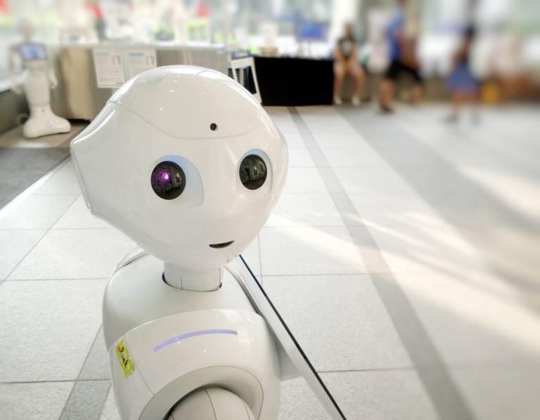 Kleiner, lächelnder Roboter