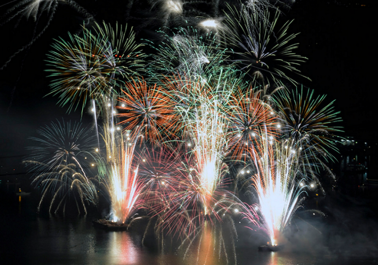 Feuerwerk im Hafen von Hiroshima