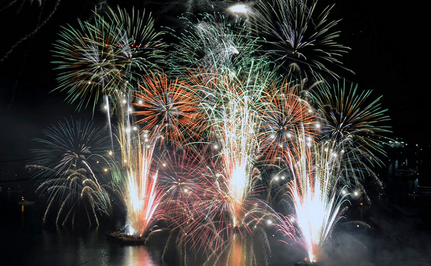 Feuerwerk im Hafen von Hiroshima