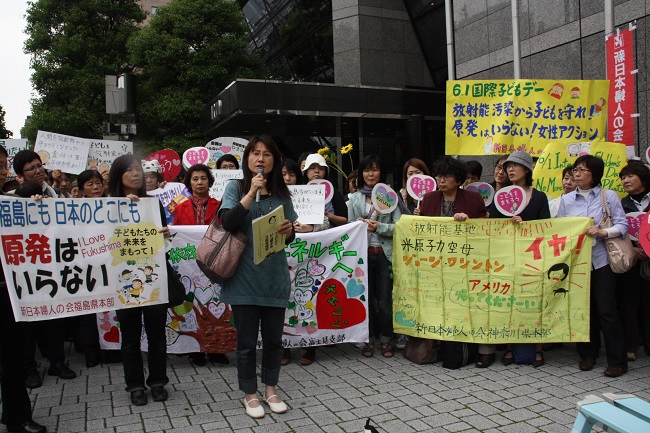 Mitglieder der NJWA in Fukushima demonstrieren mit bunten Plakaten gegen Atomkraft