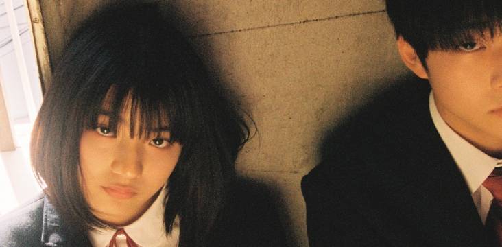 Ausschnitt aus dem Titelbild des Romans "Heaven" von Kawakami Mieko: Zwei Teenager in Schuluniform schauen mit trübem Blick in die Kamera