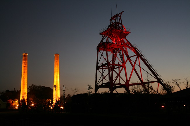 Förderturm Tagawa bei Nacht