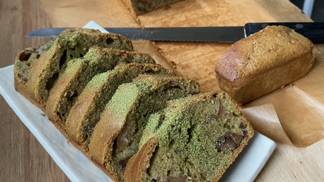 Fertiger, aufgeschnittener Matcha-Kuchen