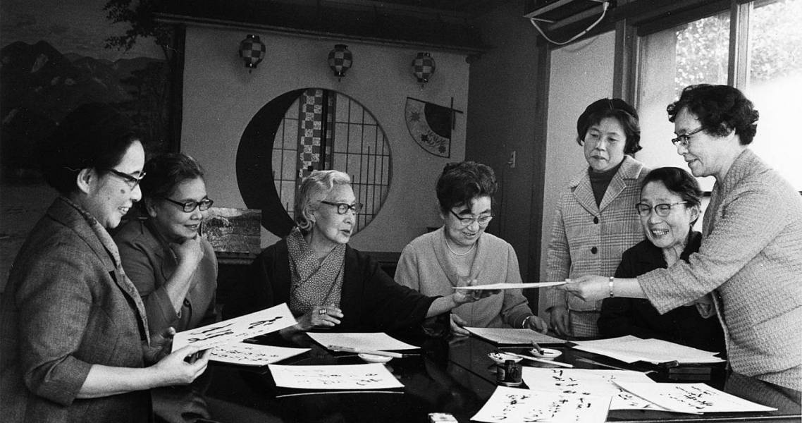 Hiratsuka Raichō mit weiteren Grundungsmitgliedern der New Japan Women's Association