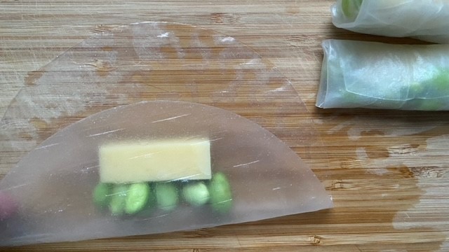 Edamame und Bergkäse auf Reispapier vor dem Einrollen