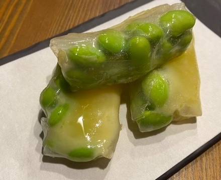 Edamame in Reispapier, serviert auf weißem Teller