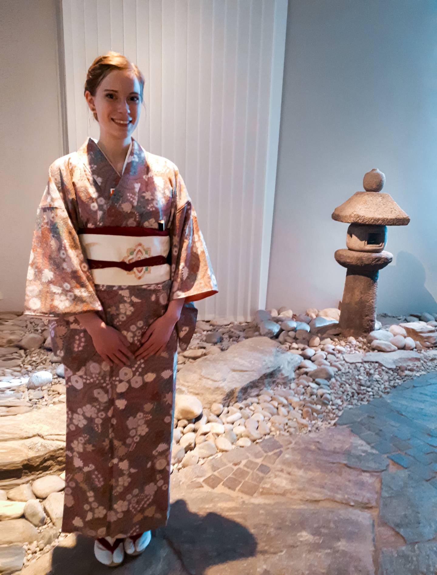 Autorin im Kimono bei einer Teezeremonie