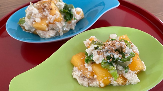 Kaki mit Tofu auf bunten Servierlöffeln mit rotem Tablett