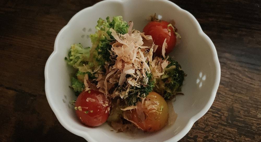 Brokkoli-Salat mit Tomaten und Katsuobushi