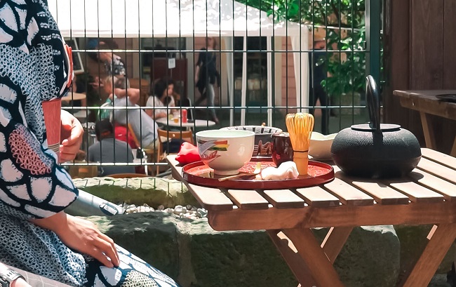 Frau im Yukata bei einer Teezeremonie im Freien