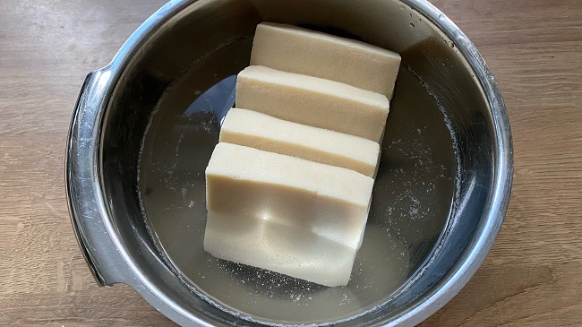 Tofu in Wasser eingeweicht