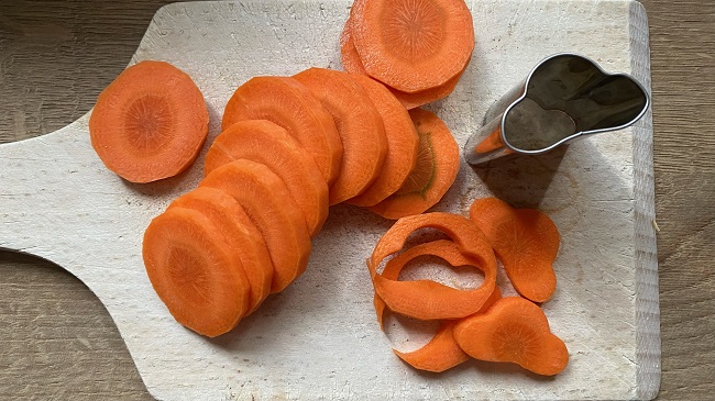 Karotten in Scheiben oder zu Formen ausgestochen