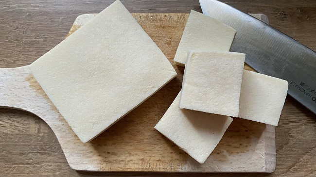 Tofu auf Schneidebrett