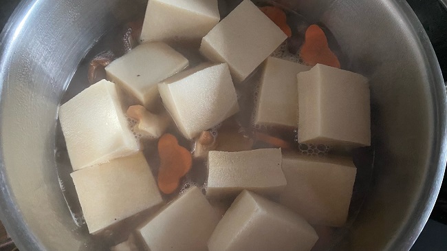 Tofu, Karotten und Shiitake im Wasser-Dashi-Gemisch