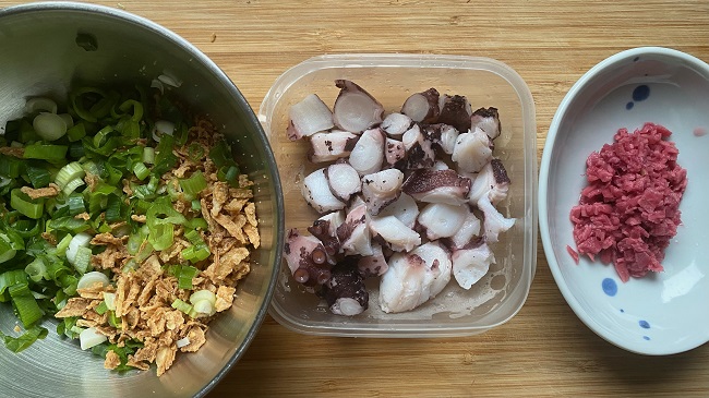 Füllung für Takoyaki: Frühlingszwiebeln, Röstzwiebeln, Oktopous und eingelegter Ingwer