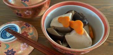 Koyadofu serviert in kleiner Schüssel mit Karottenblumen dekoriert und Stäbchen auf Extrateller an der Seite