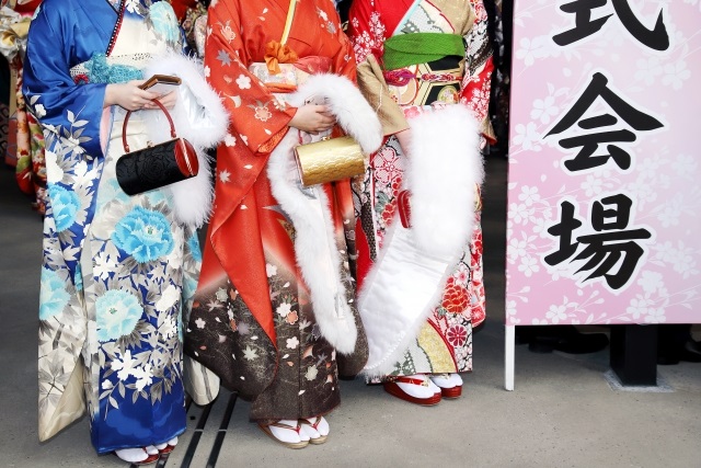 Drei Frauen in Kimonos am Tag der Volljährigkeit in Japan