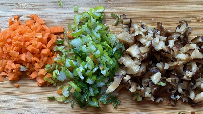 Kleingeschnittene Frühlingszwiebel, Shiitake-Pilz, Karotte