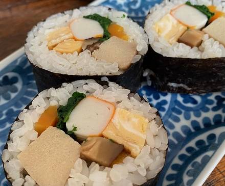 Drei Sushi-Teile auf Teller platziert
