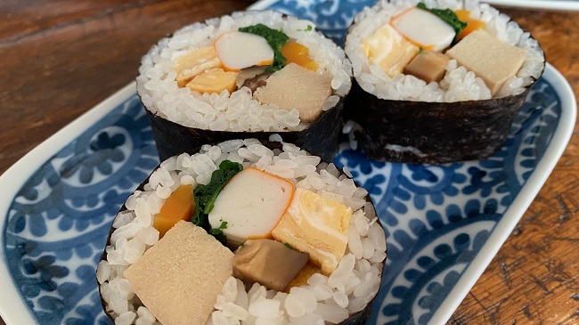 Drei Sushi-Teile auf Teller platziert