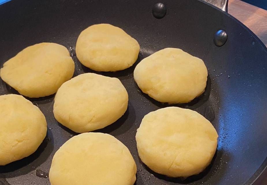 Kartoffel-Patties in einer Pfanne braten